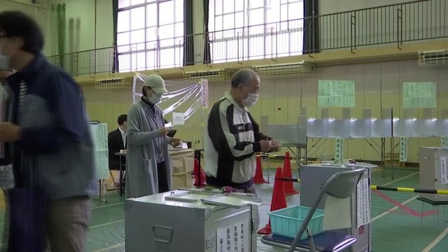 Pandemijos išvargintoje Japonijoje vyksta visuotiniai rinkimai