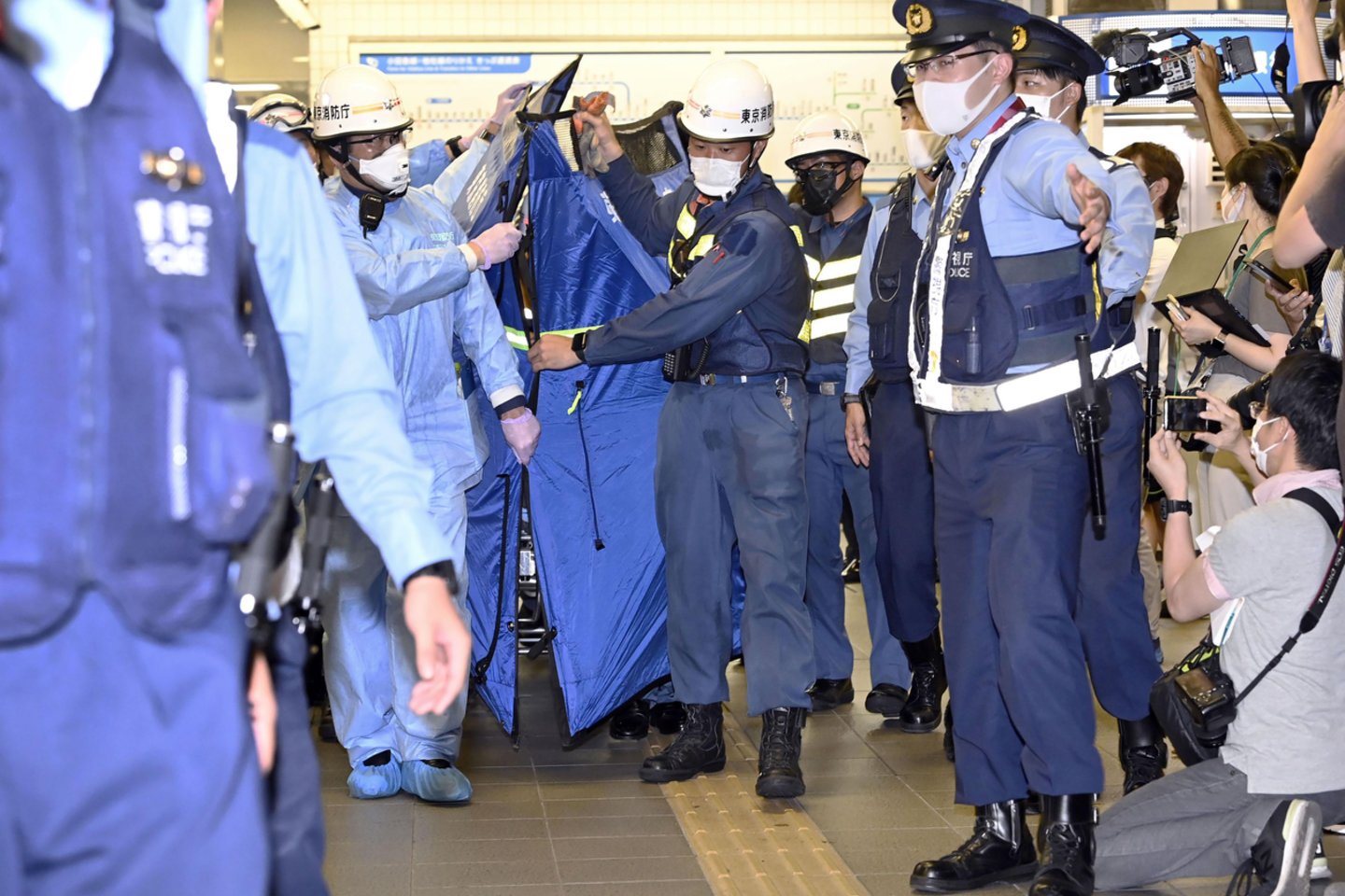 Užpuolikas Tokijuje padegė traukinį ir peiliu sužeidė 8 žmones.<br>AP/Scanpix nuotr.