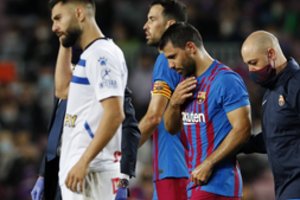 Šokas Katalonijoje: dėl krūtinės skausmų su ašaromis aikštę palikęs „Barcelona“ puolėjas atsidūrė ligoninėje