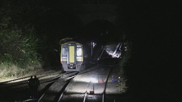 Anglijoje susidūrė du keleiviniai traukiniai: apie 12 žmonių nesunkiai sužeisti