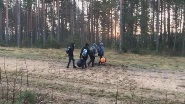 Migrantai neslepia: į Lietuvą jie nenori, bet sulaukę grasinimų sulaužyti kojas buvo priversti čia eiti