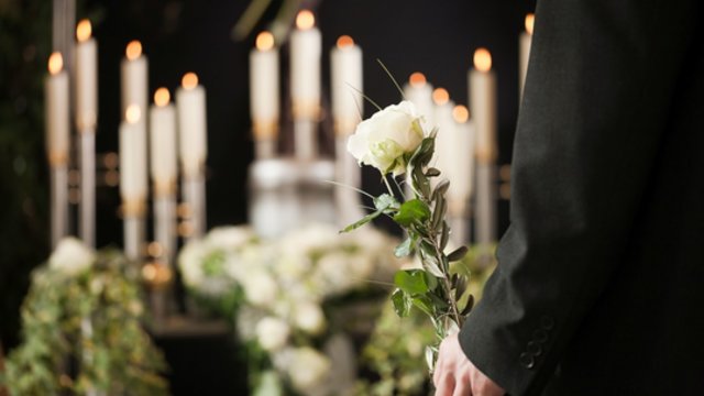 Keičiasi laidotuvių tradicijos: atsižvelgiant į ekologiją nešamas nelyginis skaičius gėlių
