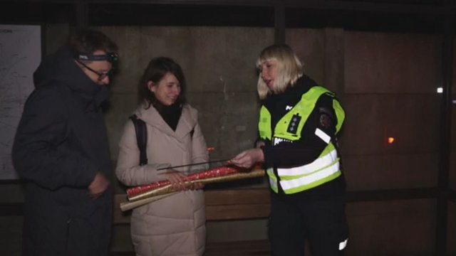Vilniaus kelių policija ragina būti matomam: sutiktiems pėstiesiems dovanojo po atšvaitą