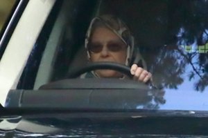 Vos paleista iš ligoninės 95-erių karalienė Elizabeth II sėdo prie prabangaus „Jaguar“ vairo