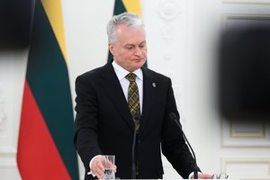 Ant prezidento stalo – Seimą į dvi dalis padalijęs įstatymas: liečia nepasiskiepijusius nuo COVID-19