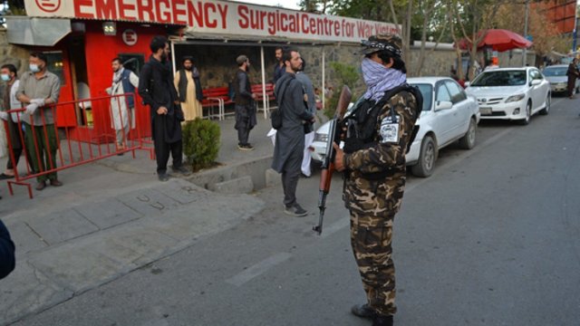 Ataka prieš karinę ligoninę Afganistane: nugriaudėjo mažiausiai du sprogimai