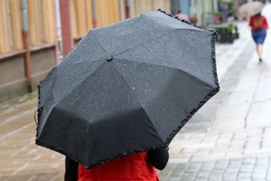 Sinoptikas: artimiausiu metu dažnai prireiks skėčio