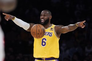 „Rockets“ bandė įkąsti „Lakers“, tačiau L. Jameso kariauna ir vėl išsisuko