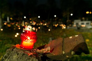 Stebinantis vandalizmo aktas Širvintų kapinėse per Vėlines: nuverstas paminklas, išdaužytos žvakės