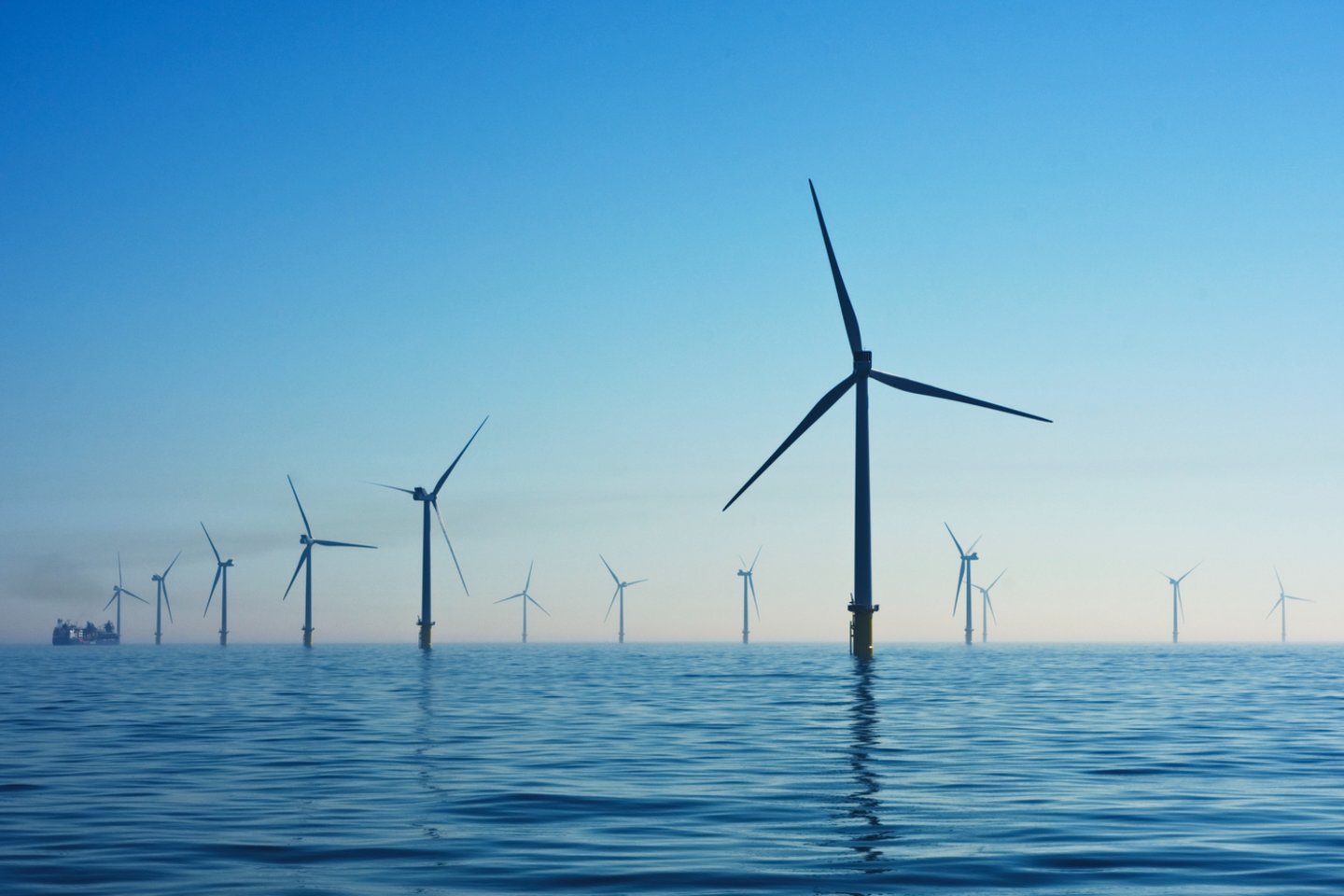 Jūroje planuojamas vėjo jėgainių parkas nuo kranto neturi būti matomas.<br>Unsplash.com nuotr.
