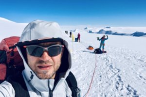 Darius Vaičiulis Naujuosius metus pasitiks iškeldamas organizacijos „Gelbėkit vaikus“ vėliavą Pietų ašigalyje