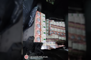 Kriminalistai Marijampolėje aptiko virš 12 tūkst. pakelių kontrabandinių cigarečių