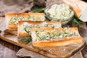 Pats skaniausias česnakinis batonas: kartą paragavus bus sunku sustot