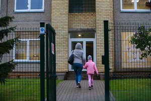 Seimo darbiečiai siūlo leisti ir pirmaisiais vaiko priežiūros metais gauti pajamų