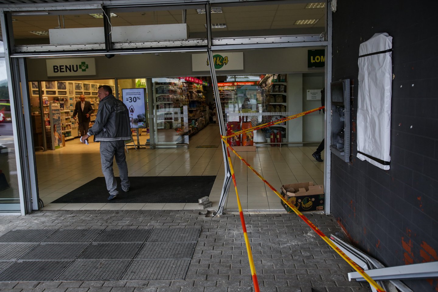 Kauno Vaišvydavos gyvenvietėje prekybos centre "Iki" esantys bankomatai nuo nusikaltėlių nukenčia jau ne pirmą kartą. <br> G.Bitvinsko nuotr.