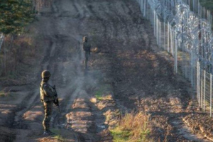 Lenkijos sieną su Baltarusija kirto uniformuoti asmenys su ilgavamzdžiais šaunamaisiais ginklais