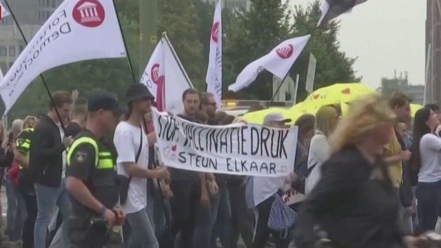 Nyderlandai vėl grąžina suvaržymus dėl COVID-19: šimtai nepatenkintųjų išėjo į gatves protestuoti