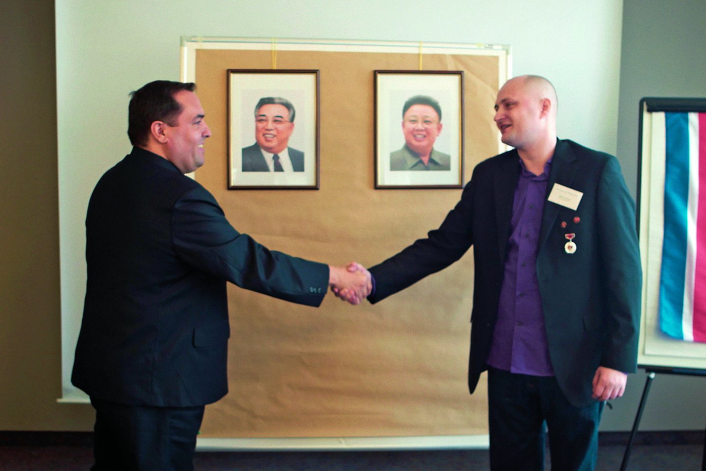Filmo kūrėjai ne kartą buvo susitikę su verslininku A.Cao de Benoso (kairėje), kuris turi glaudžių ryšių su Šiaurės Korėjos režimu.<br>Kadras iš filmo
