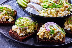 Ši silkės užkandėlė – tikra žydiškos virtuvės pažiba. Išbandykite ir jūs