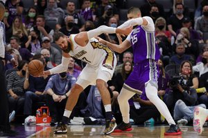 Jonas Valančiūnas bando tempti „Pelicans“, tačiau klubo agonija tęsiasi