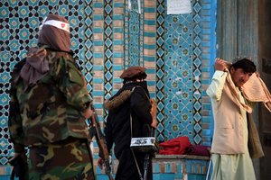 Sunkiai kvėpuojančiai Afganistano ekonomikai – dar vienas smūgis: šalyje uždraudė naudoti užsienio valiutą