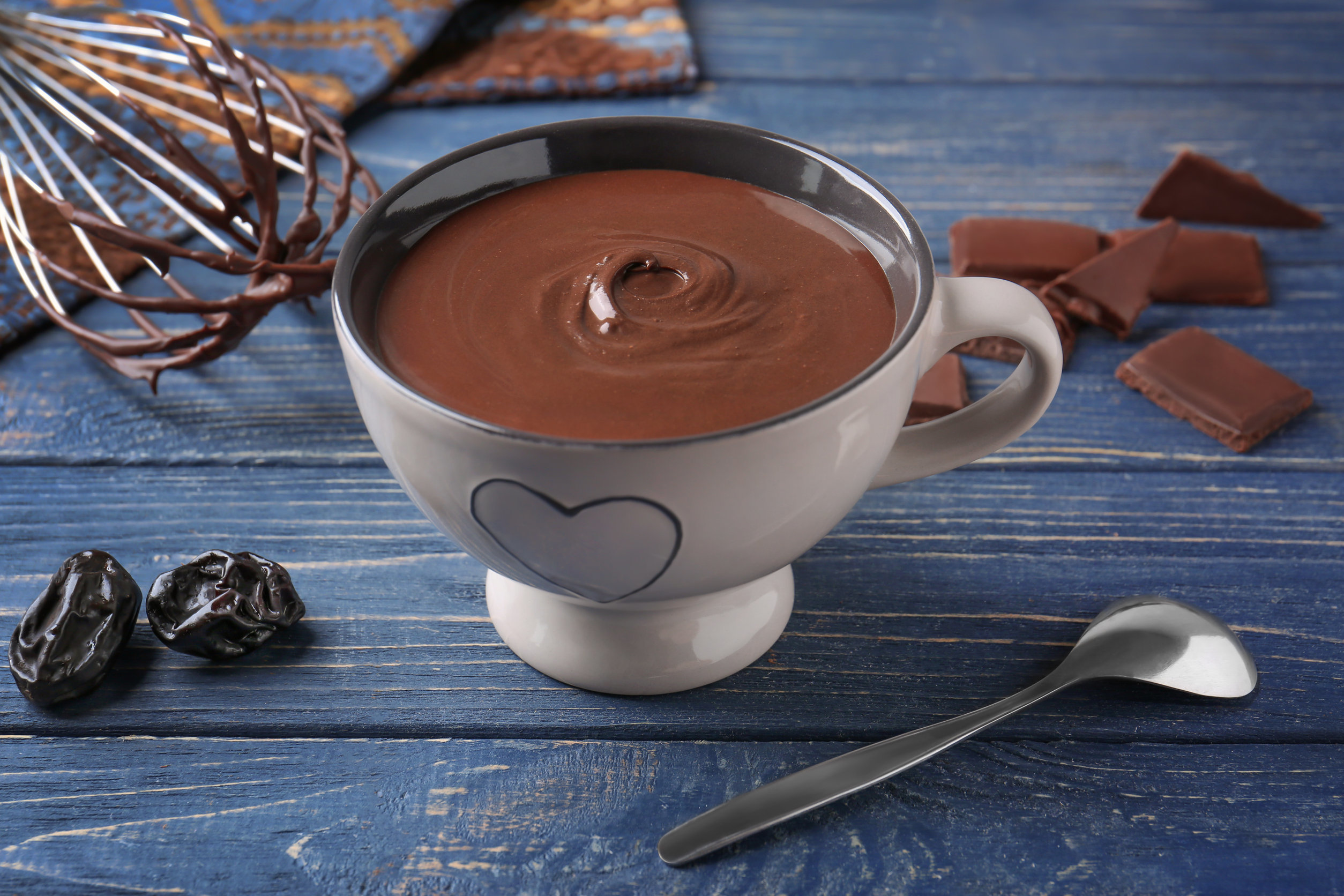 Šokoladas – vienas dažniausiai naudojamų ingredientų įvairiems konditeriniams gaminiams, pagamintas iš fermentuotų skrudintų maltų kakavos pupelių.123rf nuotr.
