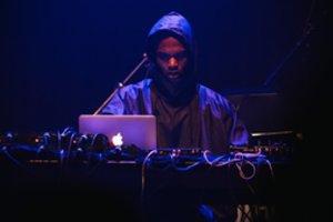 Artėja britų elektroninės muzikos ikonos „Actress“ pasirodymas Vilniuje