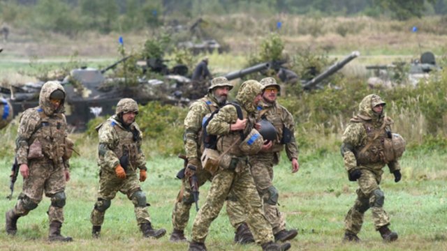 Ukrainos kariuomenės atstovas apie prie sienos telkiamus Rusijos karius: situacija kaista