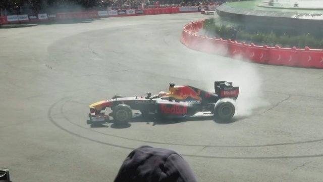 Išskirtinis šou Meksike: „Red Bull“ komanda svilino padangas prieš šalyje vyksiantį „Formulės-1“ etapą