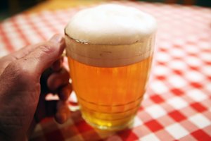 Patikrinę barus užtvenkė nelegalaus alaus upę – pagrindiniu taikiniu tapo panevėžiečiai