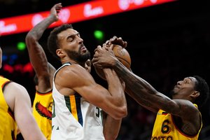 Galingai ketvirtąjį kėlinį sužaidusi „Jazz“ pratęsė įspūdingą NBA startą