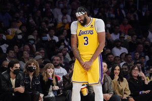 „Lakers“ sunkumai: namuose netikėtai liko be pergalės