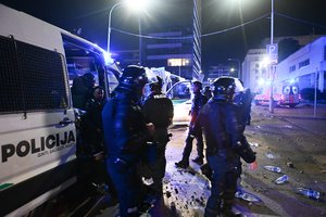 Įtarimai dėl riaušių prie Seimo pareikšti 85 asmenims