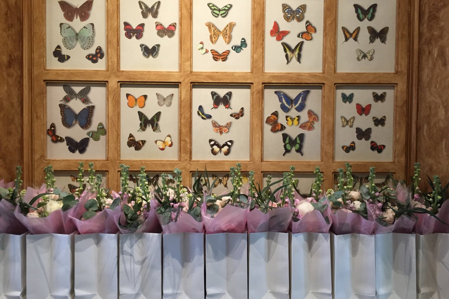 Floristė B.Fedaravičiūtė Londone kviečiama dekoruoti vitrinų, parodų stendų. Bet labiausiai ji pasikausčiusi įvairių švenčių, ypač vestuvių, puošybos srityje.<br>Nuotr. iš asmeninio albumo