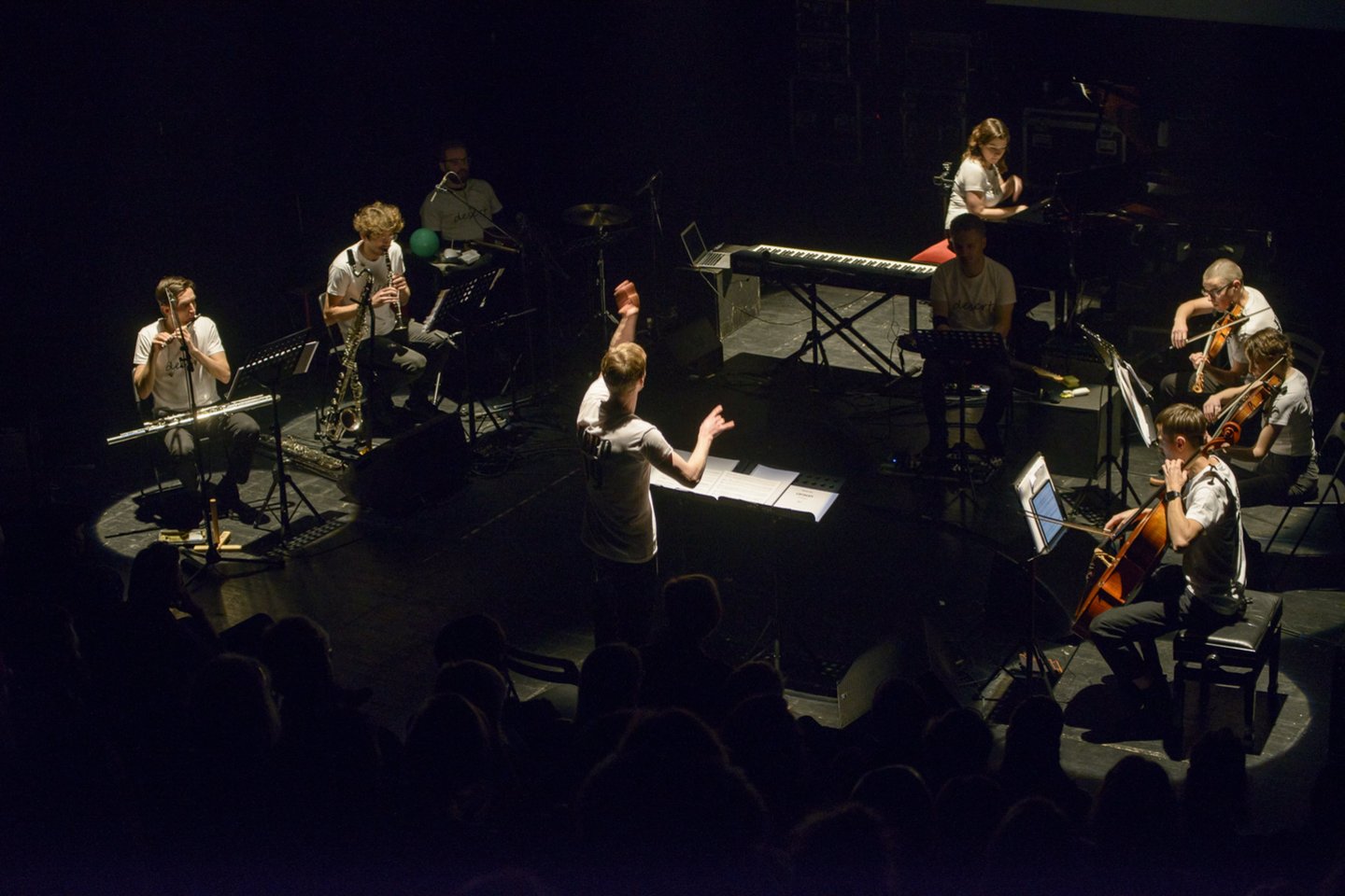 Akimirka iš koncerto „I Can Be Your Hero“, kurio programą parengė šiuolaikinės muzikos ansamblis „Synaesthesis“.<br> K.Bingelio nuotr.