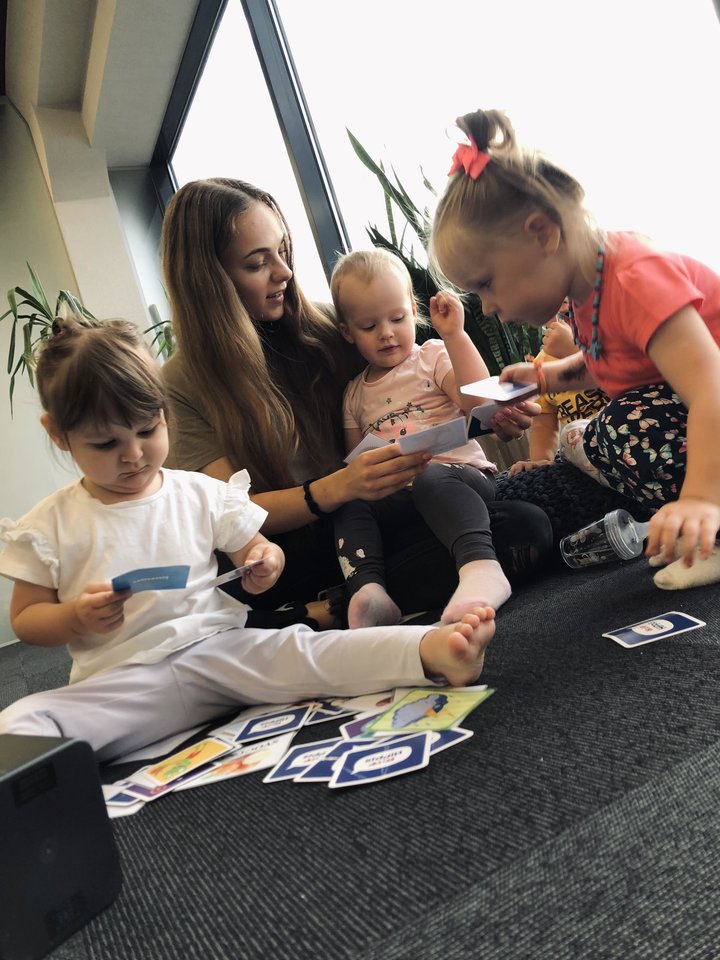 Logopedė Augustė Zaurakaitė skatina tėvus prakalbinti mažylius žaidžiant.<br> „Family Academy Lab“ nuotr.
