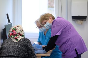 Norintys gauti 100 eurų išmoką 75 metų ir vyresni senjorai raginami pirmu skiepu pasiskiepyti iki lapkričio 8–9 d.