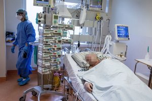 Naujų užsikrėtimų skaičiai auga: per parą – 3279 atvejai, dar 27 žmonės mirė, 22 iš jų buvo neskiepyti