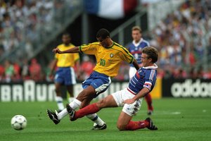 Brazilijos futbolo legenda Rivaldo įvardino pagrindinius favoritus laimėti „Auksinį kamuolį“