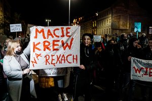 Lenkijoje dešimtys tūkstančių žmonių protestavo prieš Abortų įstatymą