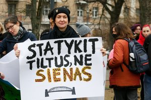 Protestuojantieji dėl migracijos politikos: tai – demokratijos egzaminas