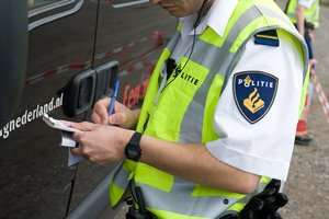 Policija iš Amsterdame nutūpusio lėktuvo išvesdino aštuonis kaukės nedėvėjusius lenkus