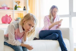 Nuo telefonų neatitraukia ne tik vaikai, bet ir jų tėvai: pataria, kaip save kontroliuoti