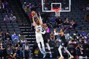 Juda aukštyn: Domantas Sabonis su „Pacers“ šventė sunkią pergalę Sakramente