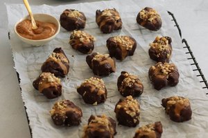 „Snickers“ datulės: ypatingo skonio desertas vos per 15 minučių