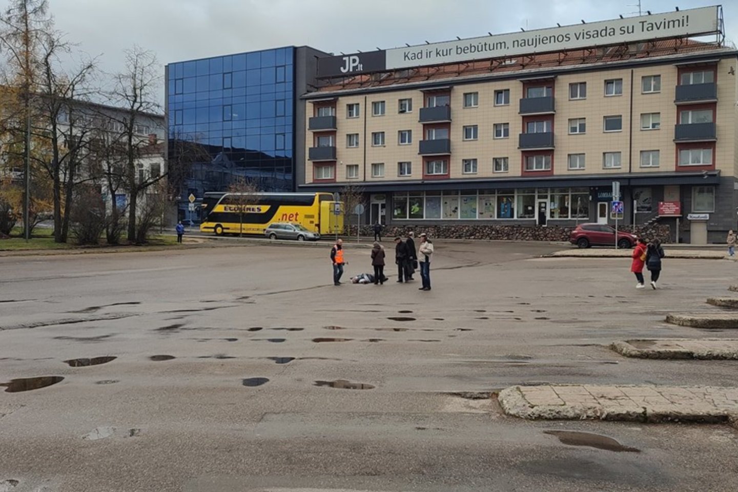  Tragiška nelaimė pirmadienį ryte Panevėžio autobusų stotyje: autobuso mirtinai partrenktas žmogus.<br> Facebook grupės "Mentai PNVŽ" vartotojo nuotr.