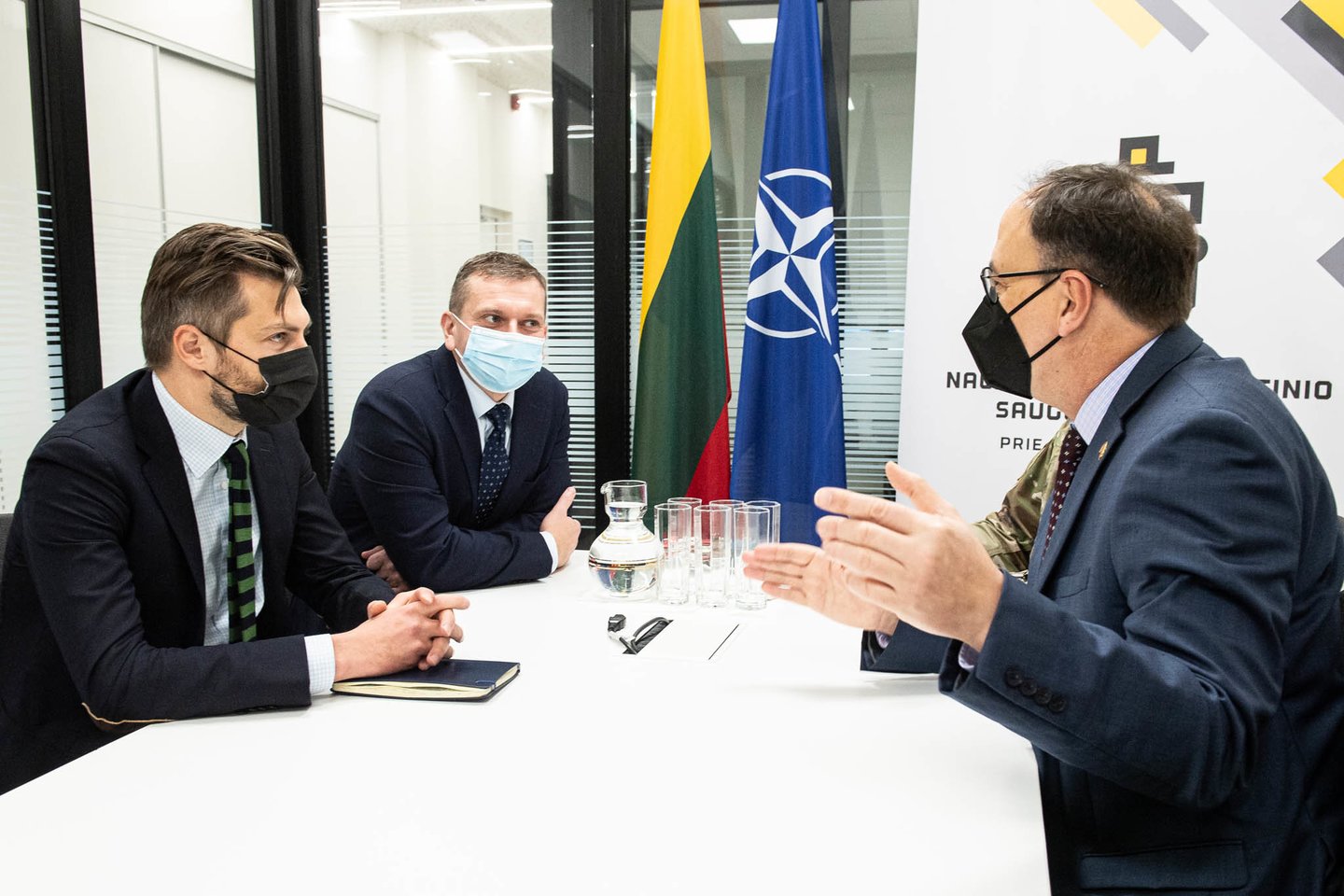  Darbinių susitikimų su Lietuvos Nacionalinio kibernetinio saugumo centro (NKSC) specialistais metu buvo dalinamasi patirtimi kibernetinės gynybos ir grėsmių vertinimo srityje.<br> KMA / A. Pliadžio nuotr.