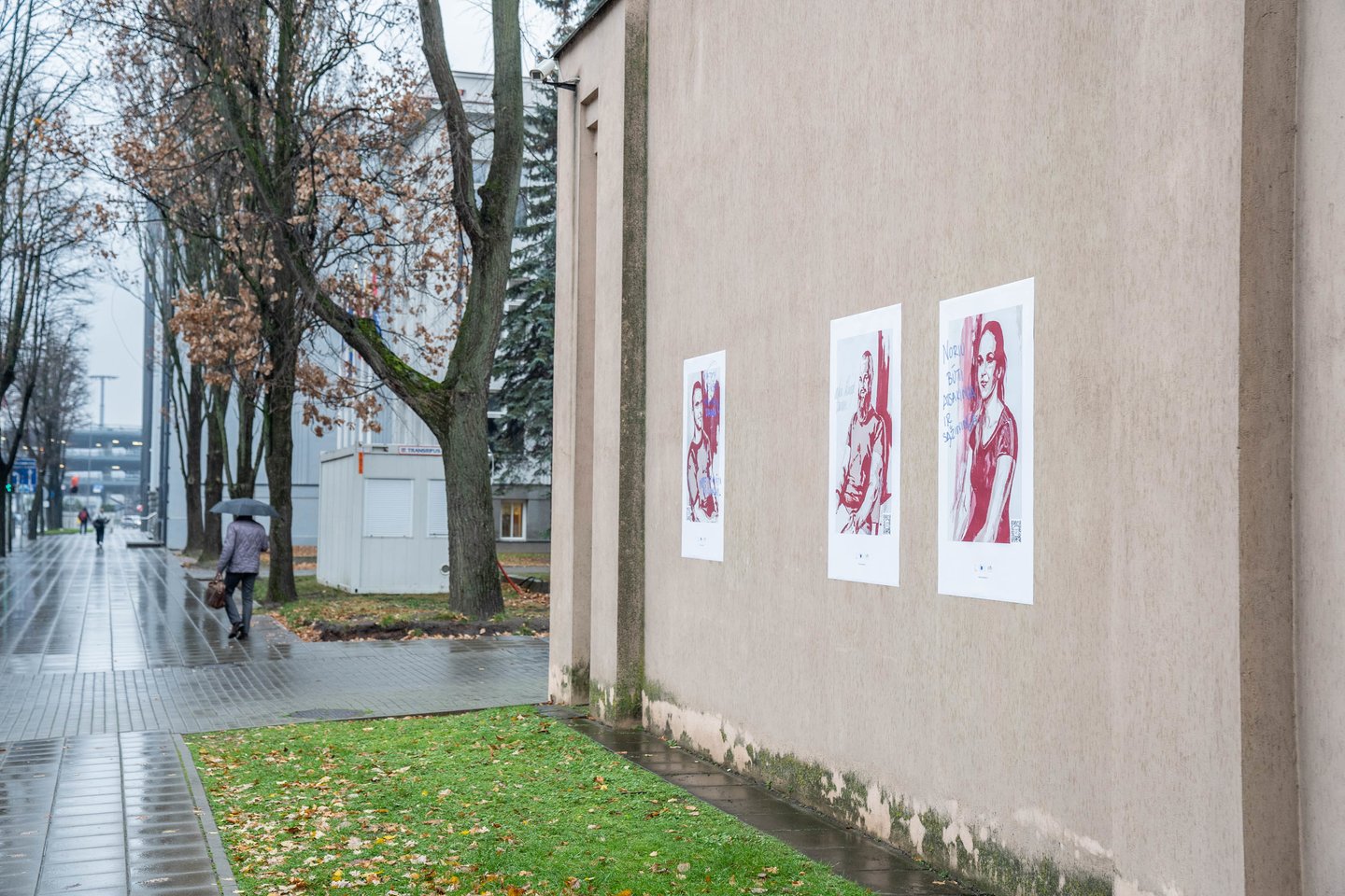 Menininkės plakatuose pavaizduoti pataisos namuose gyvenantys žmonės.<br>G.Bitvinsko nuotr.