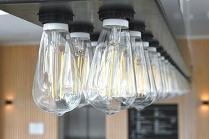 Technologijų istorijos vingiais: kaip buvo sukurta ir išpopuliarėjo kaitrinė lemputė