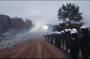 Naktis Lenkijos pasienyje – rami, tačiau tūkstančiai migrantų liko miškuose